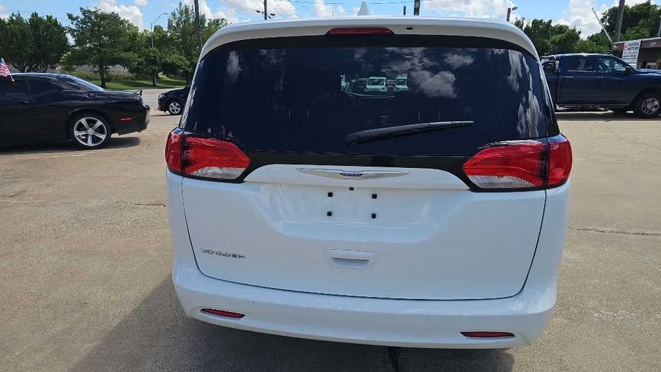 2020 Chrysler Voyager